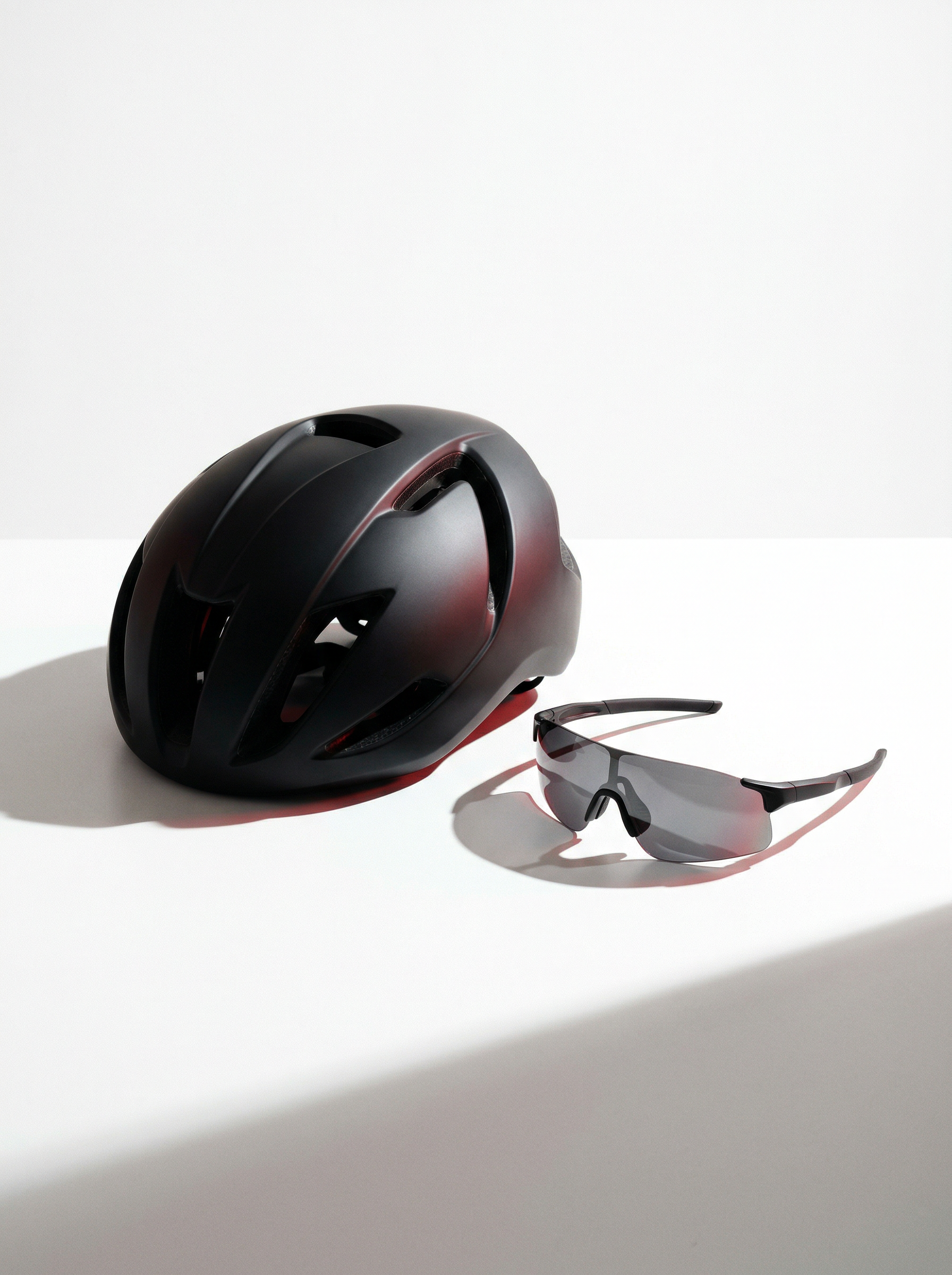 Moderna kolesarska oprema in čelade.